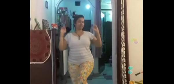  Hot desi indian bhabi shaking her sexi ass &boobs on bigo live...6
